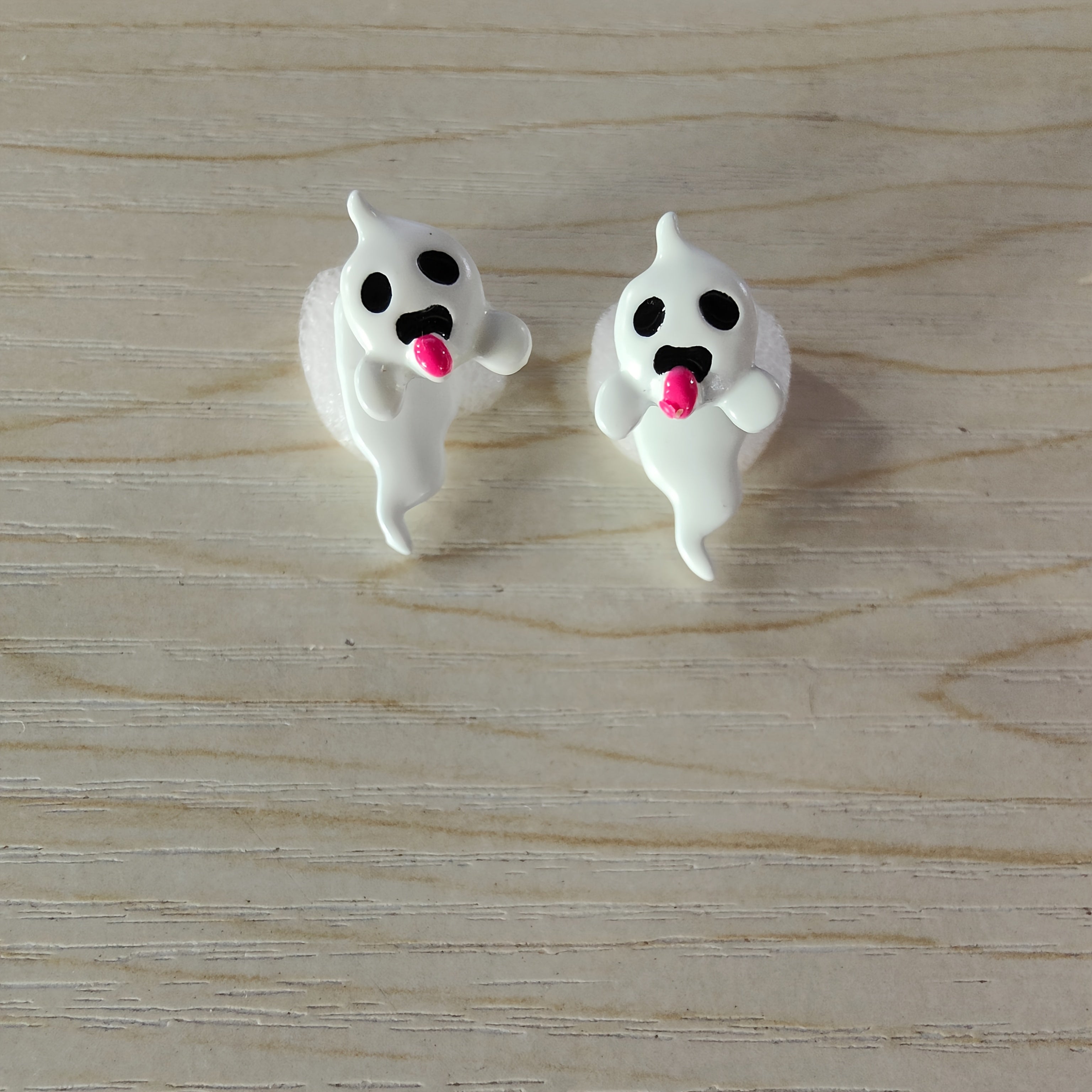 1 Pair/Bag Glow-In-The-Dark Halloween Little Ghost Stud Earrings Funny Cute Women'S Earrings, Without Battery