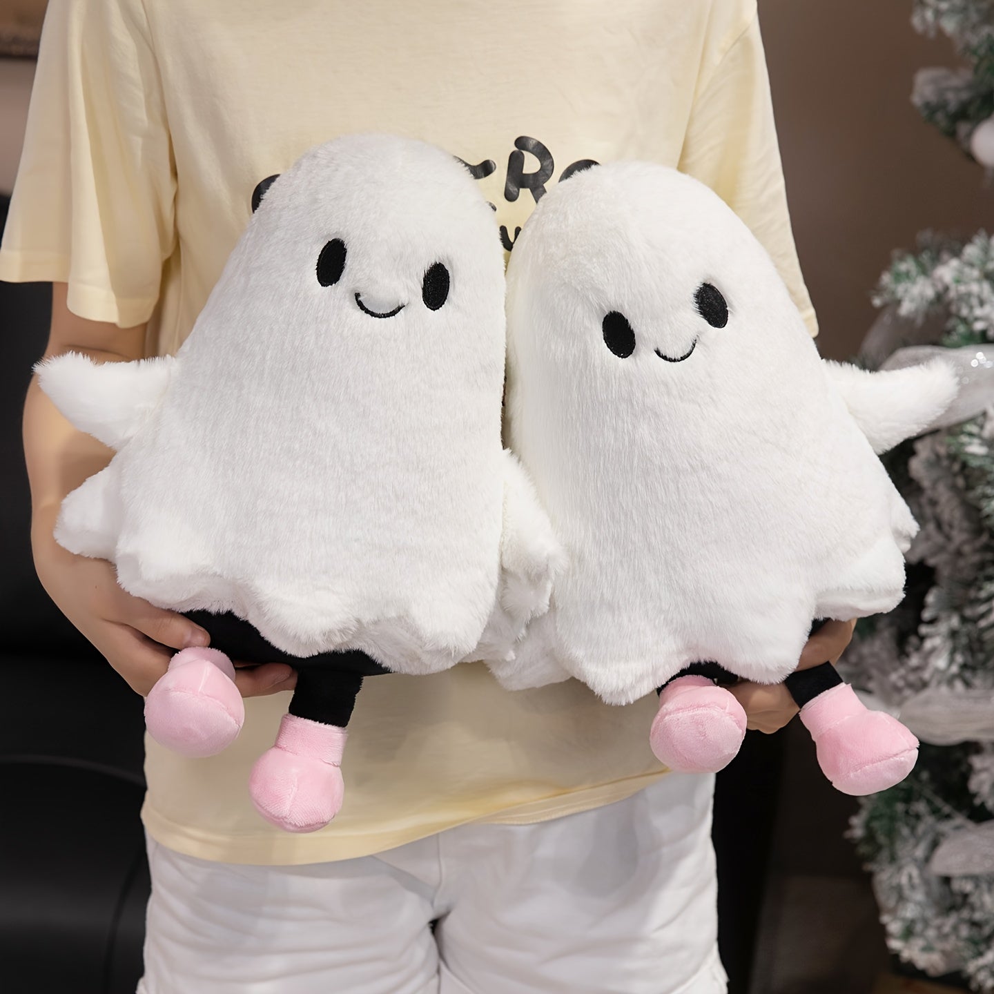 Ultra-Soft Plush Ghost Toy with Tiny Shoes, Perfect As a Cute Haunting Companion And a Delightful Gift for Family, Ideal for Halloween Room Decoration